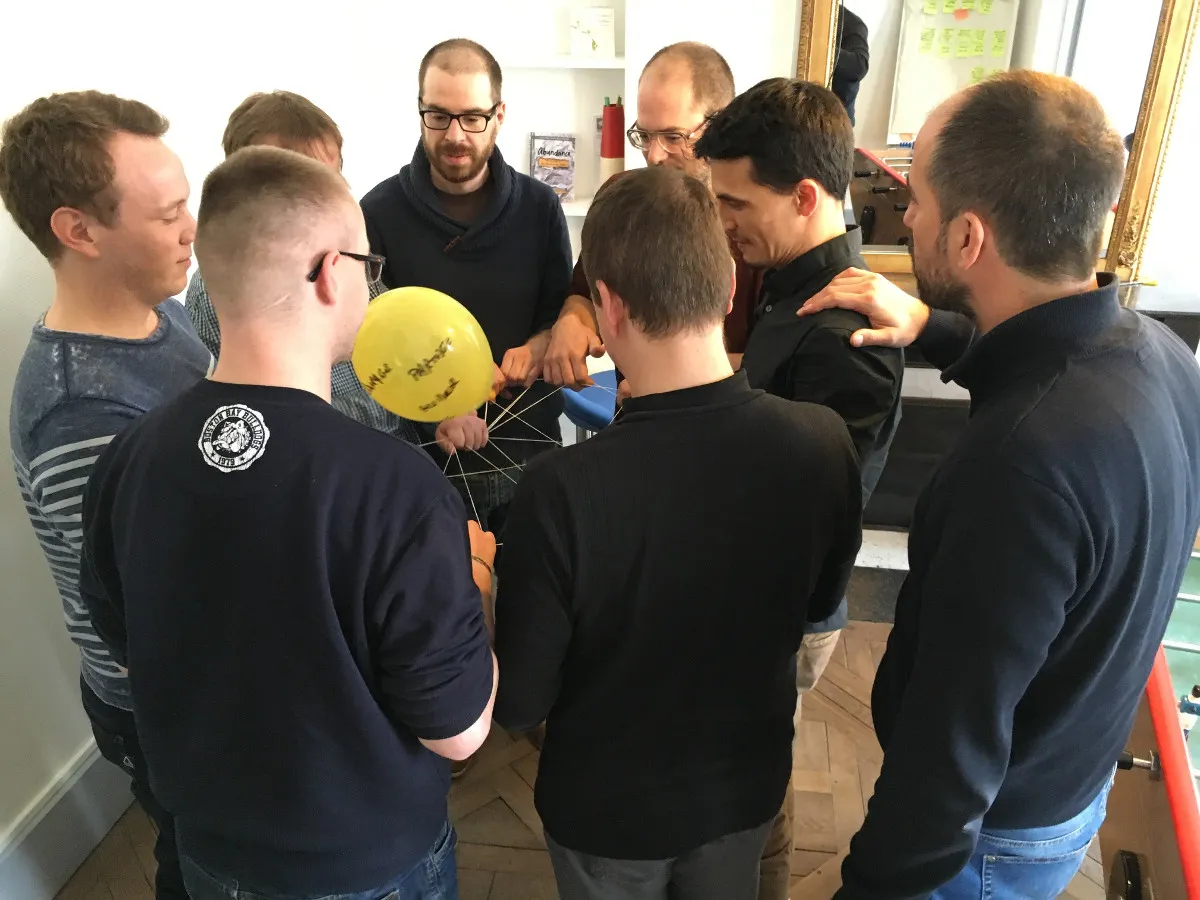 Le facilitateur attribue un rôle spécifique à un joueur lors d'un nouveau scénario
