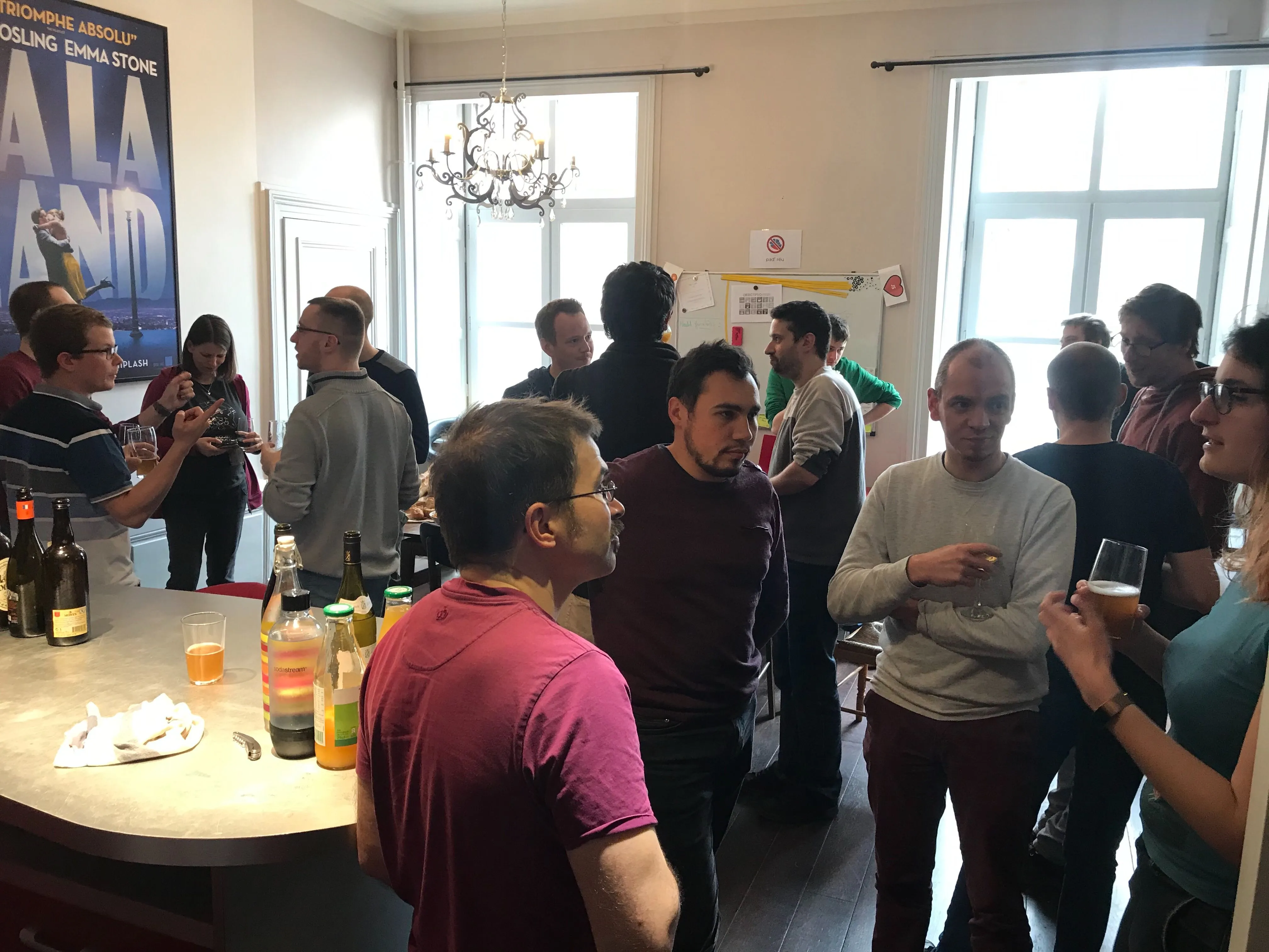 Le bureau offre des moments de convivialité que le télétravail ne permet pas