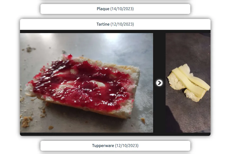 Image du site photoduel : une tartine de confiture à gauche, une tartine de comté à droite