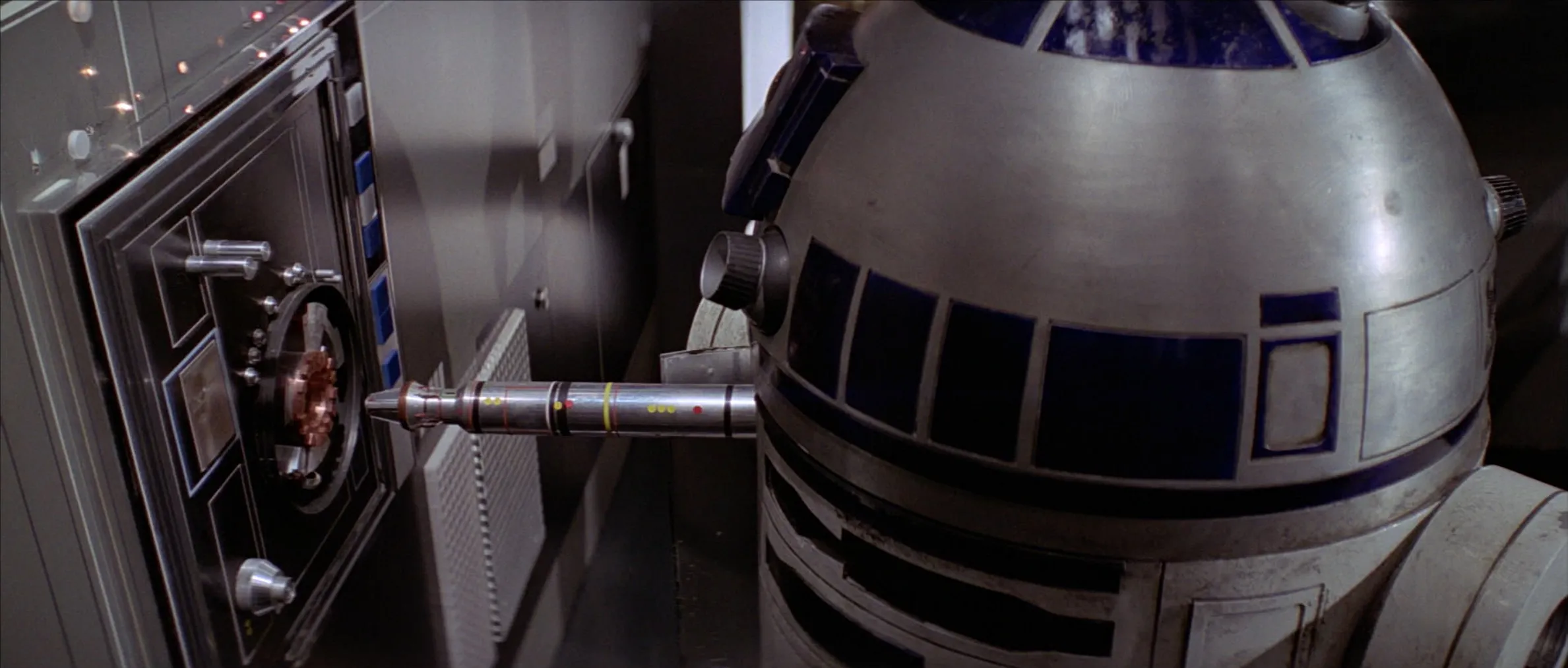 R2D2 se branche au système d'un vaisseau dans Star Wars