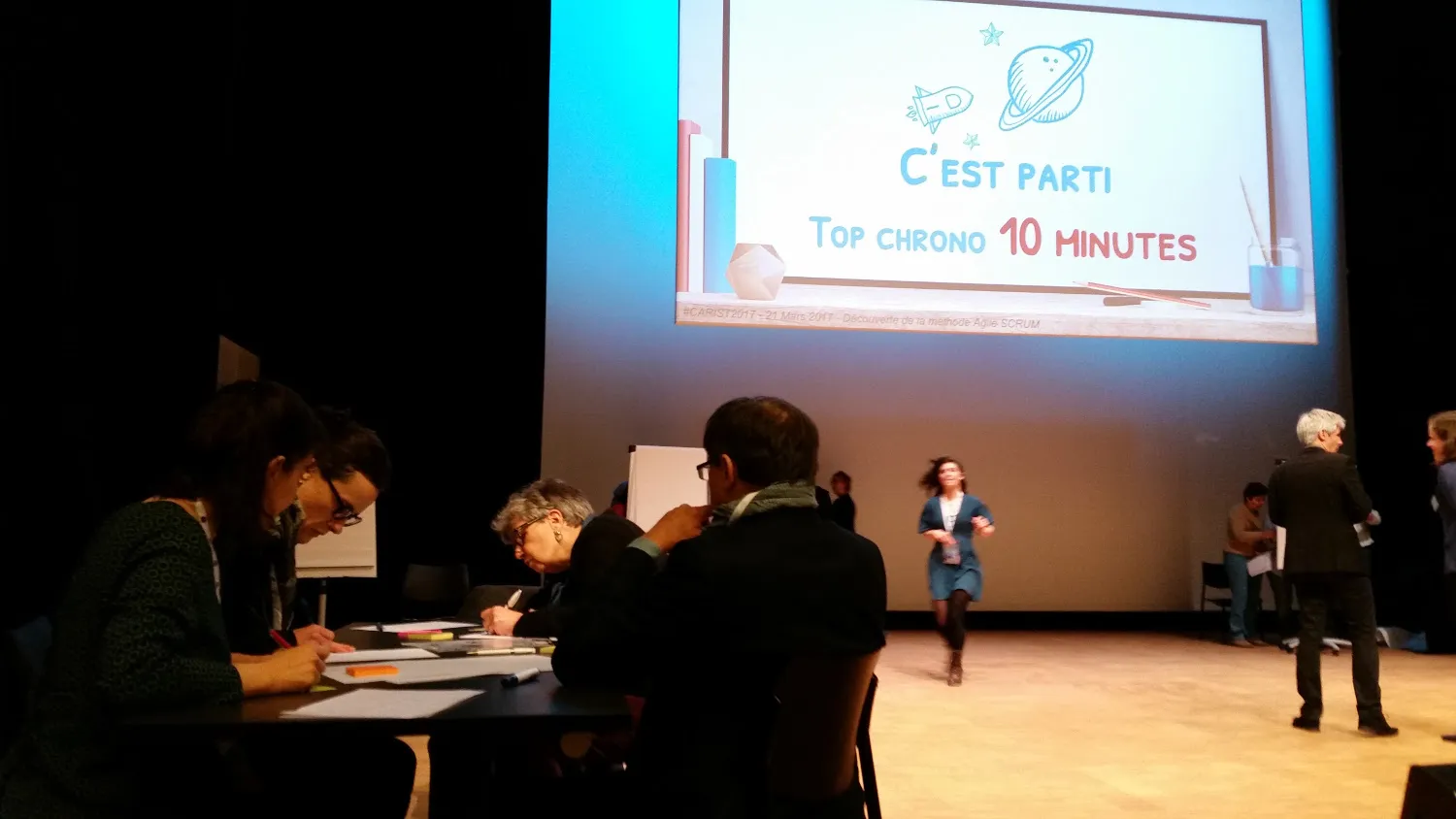 Spécifieurs et artistes communiquent via un messager
