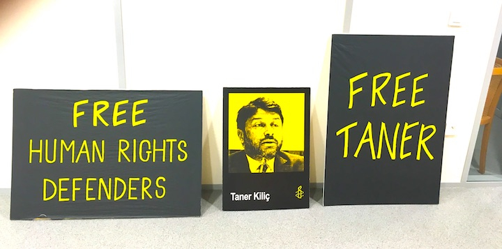 Free Taner Kiliç signs at the entrance of Amnesty International